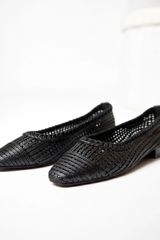 Bailarinas pretas vazadas com salto...