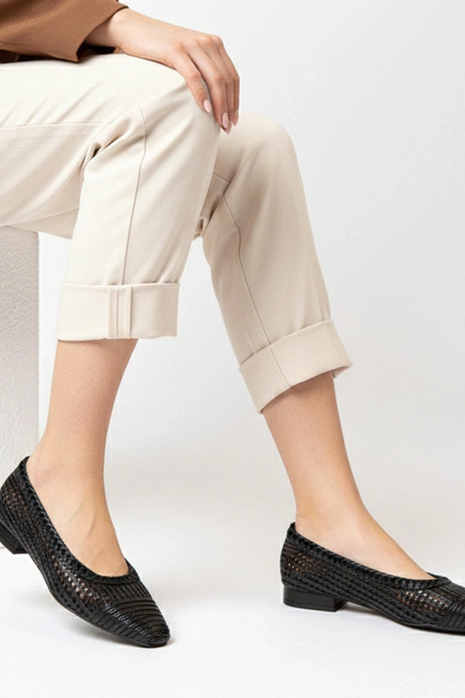 Bailarinas pretas vazadas com salto...