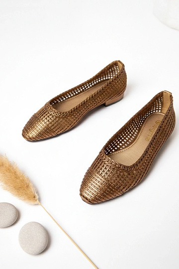 Bailarinas marrons vazadas com salto baixo Simone