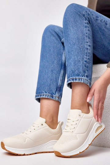 Tênis cor areia com sola...