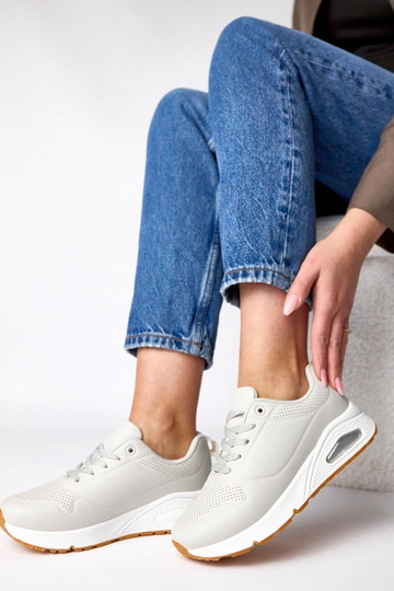 Tênis cinzas com sola... 2