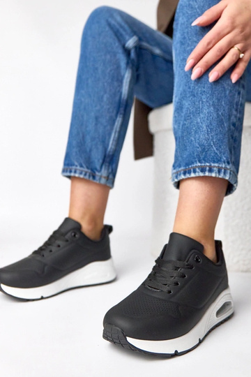 Tênis pretos com sola...