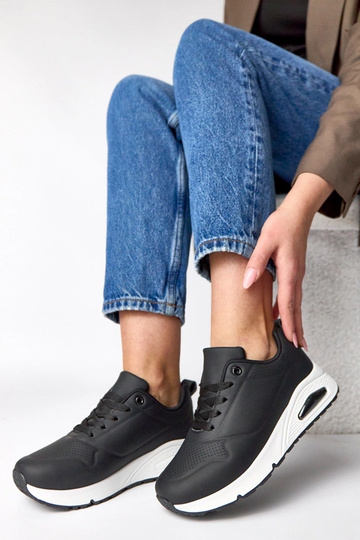 Tênis pretos com sola... 2