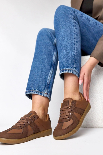 Tênis marrons com... 2