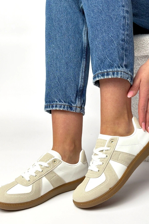 Tênis brancos e cor areia com...