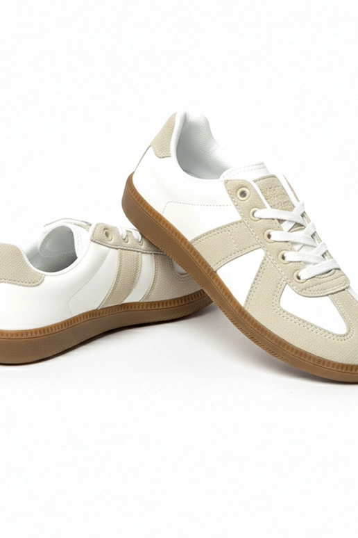 Tênis brancos e cor areia com...