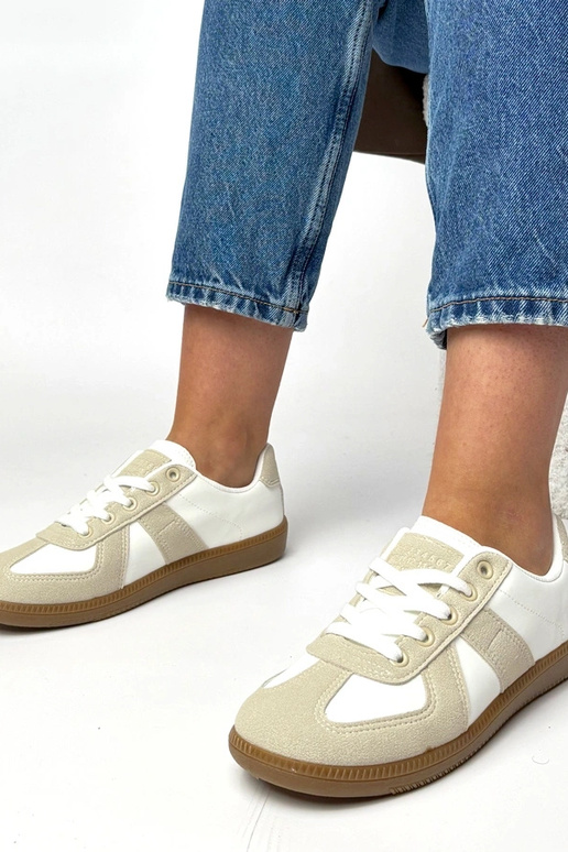 Tênis brancos e cor areia com...