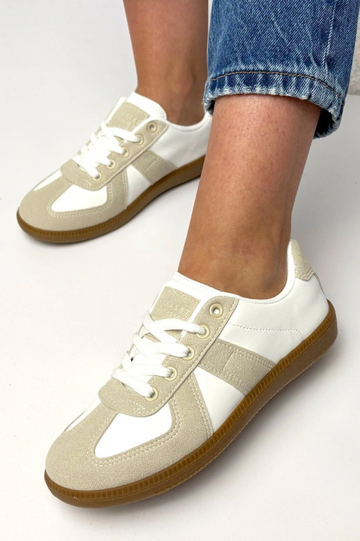 Tênis brancos e cor areia com...