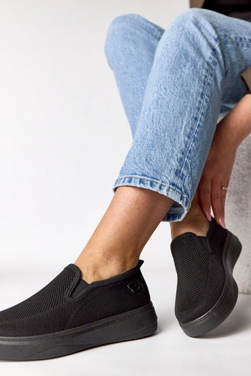 Tênis de tecido preto... 2