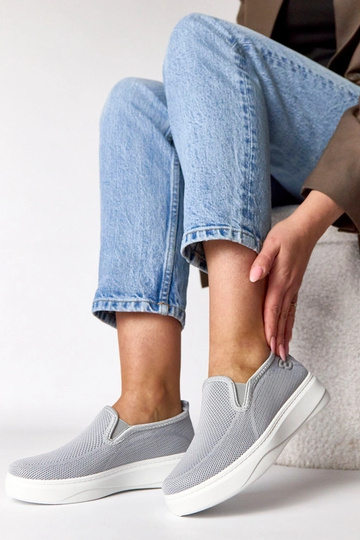 Tênis de tecido cinza... 2