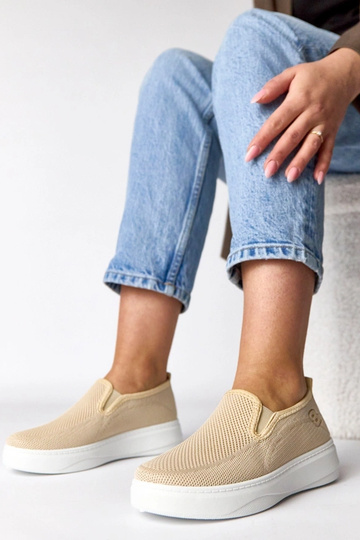 Tênis de tecido cor areia...