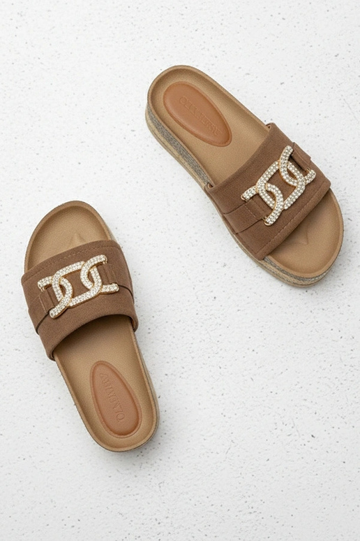 Chinelo plataforma com adornos...