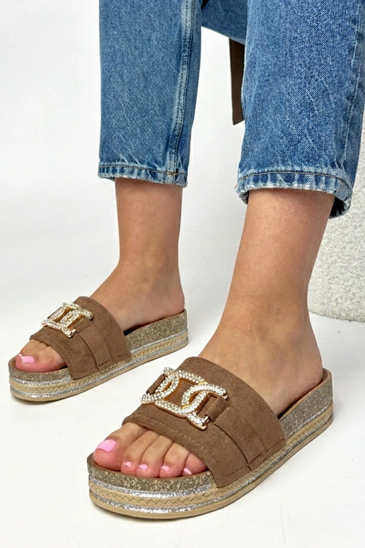 Chinelo plataforma com adornos...