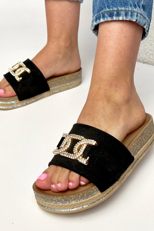 Chinelo plataforma preto com adornos...