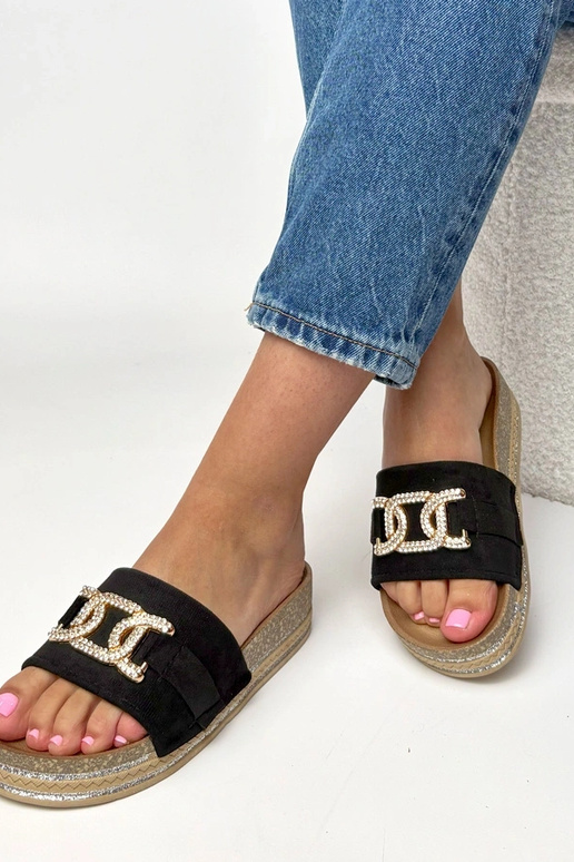 Chinelo plataforma preto com adornos...