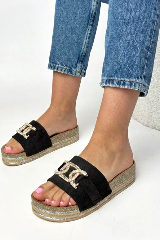 Chinelo plataforma preto com adornos...