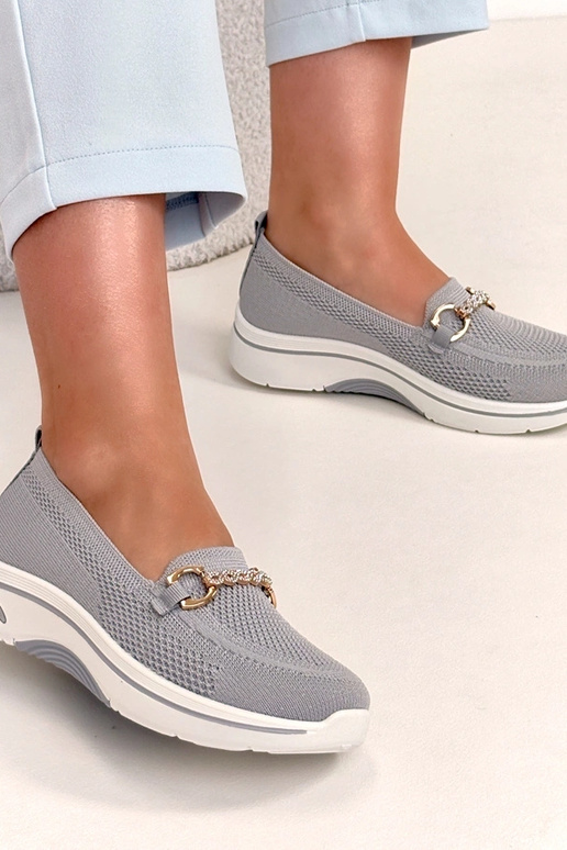 Tênis de tecido cinza com zircônias...