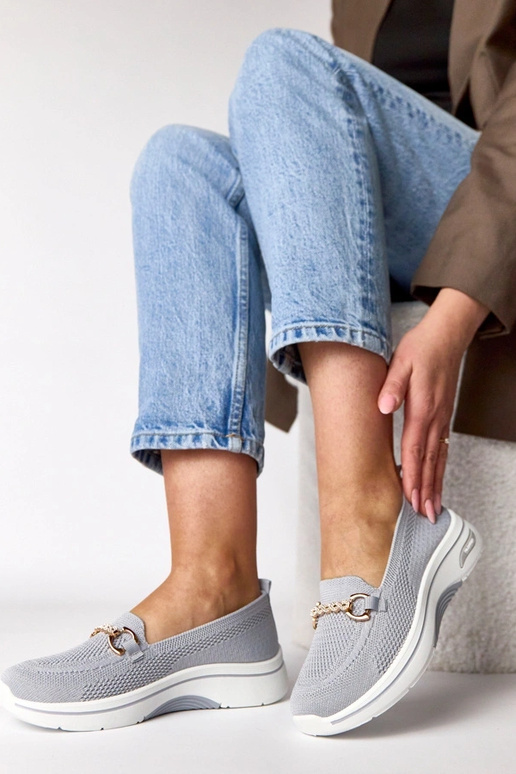 Tênis de tecido cinza com zircônias...