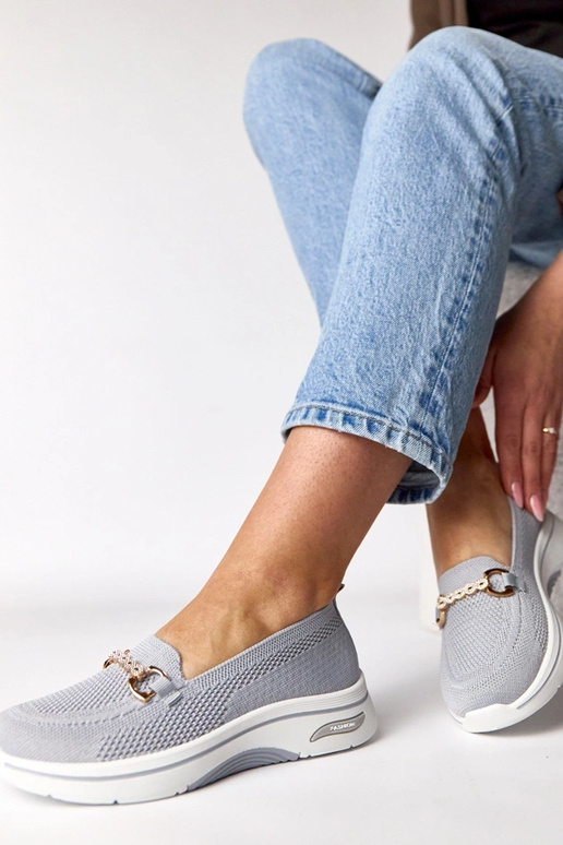 Tênis de tecido cinza com zircônias...