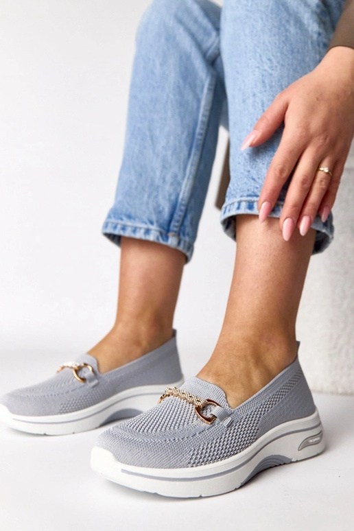 Tênis de tecido cinza com zircônias...