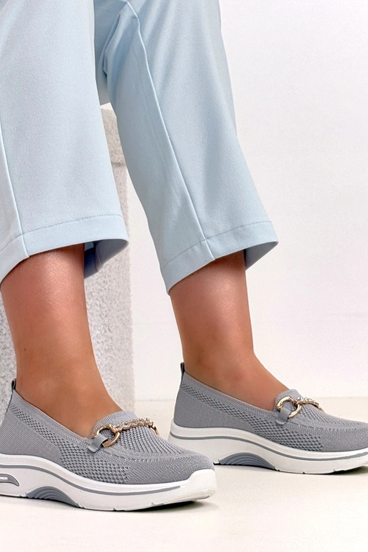 Tênis de tecido cinza com zircônias...