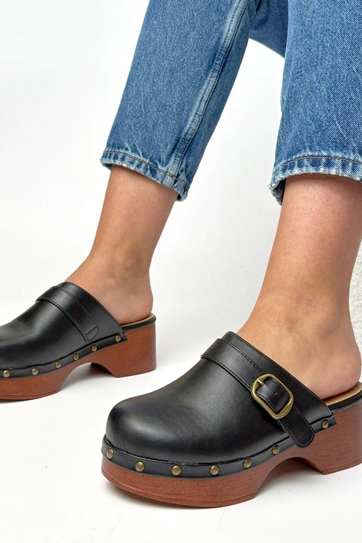 Chinelos clogs pretos de salto Floriane