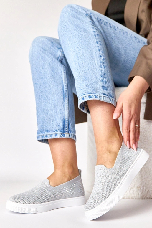 Tênis de tecido cinza com zircônias...