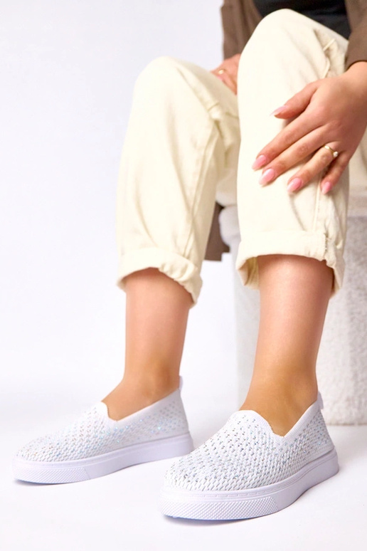 Tênis de tecido branco com zircônias...