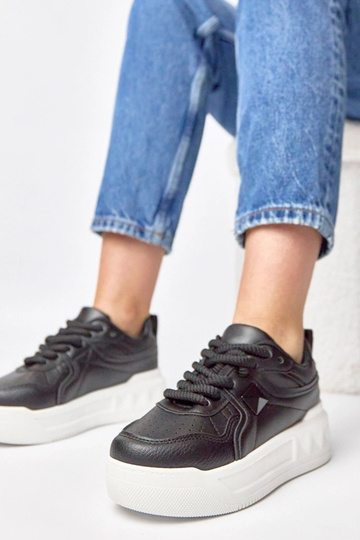 Tênis pretos com plataforma...