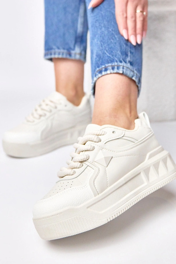 Tênis bege com plataforma... 2