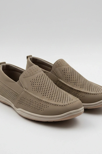 Mocassins masculinos perfurados marrons Finn