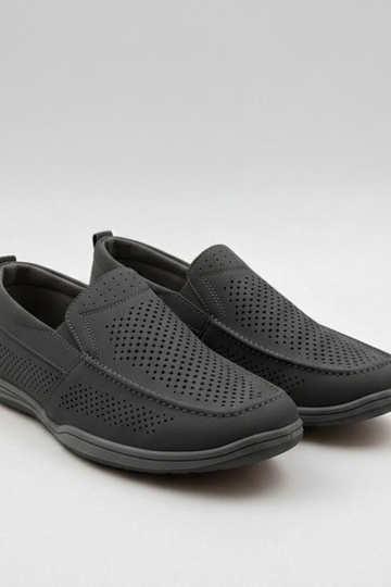 Mocassins masculinos perfurados pretos Finn