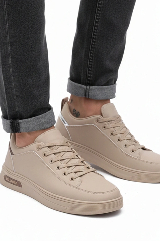 Tênis masculinos bege com cadarços...