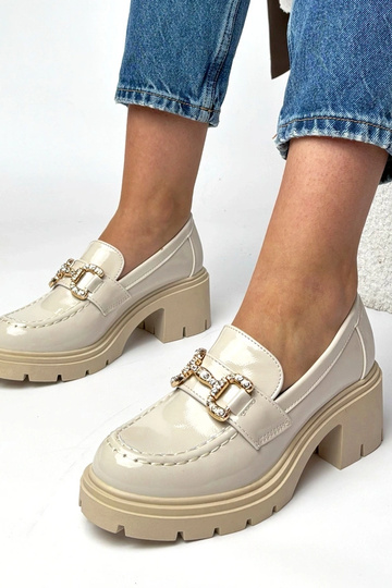Mocassins cremosos laqueados com salto e zircônias Paola