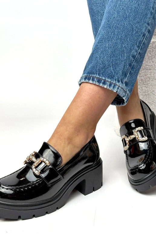 Mocassins pretos laqueados com salto...