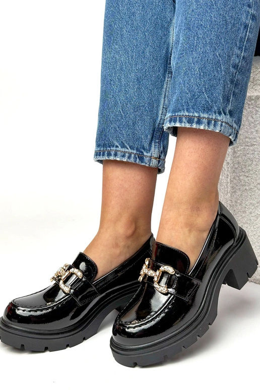 Mocassins pretos laqueados com salto...