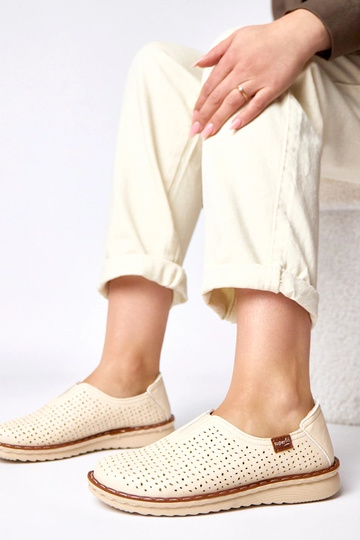 Meias botas cremosas com...