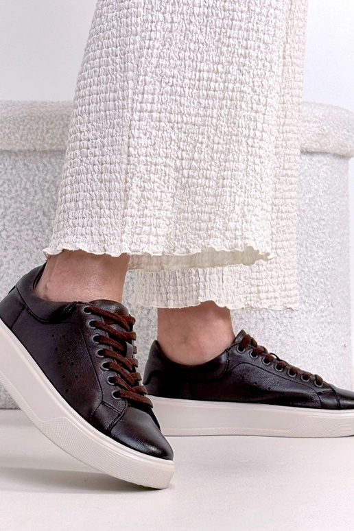 Ténis marrons de couro com plataforma...