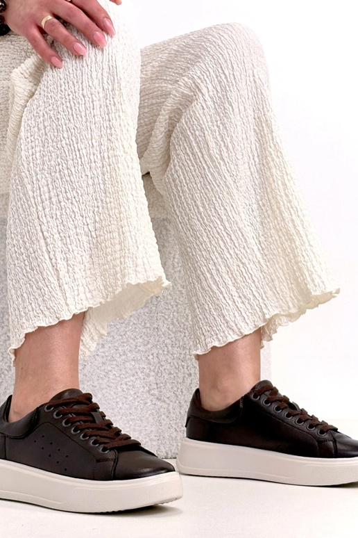 Ténis marrons de couro com plataforma...