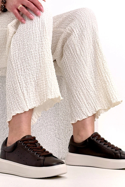 Ténis marrons de couro com plataforma...