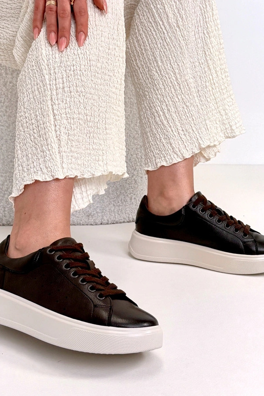 Ténis marrons de couro com plataforma...