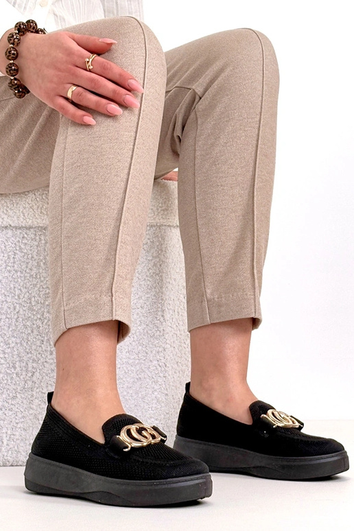 Tênis de tecido pretos com fivela...