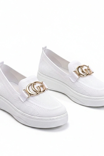 Tênis de tecido brancos com...