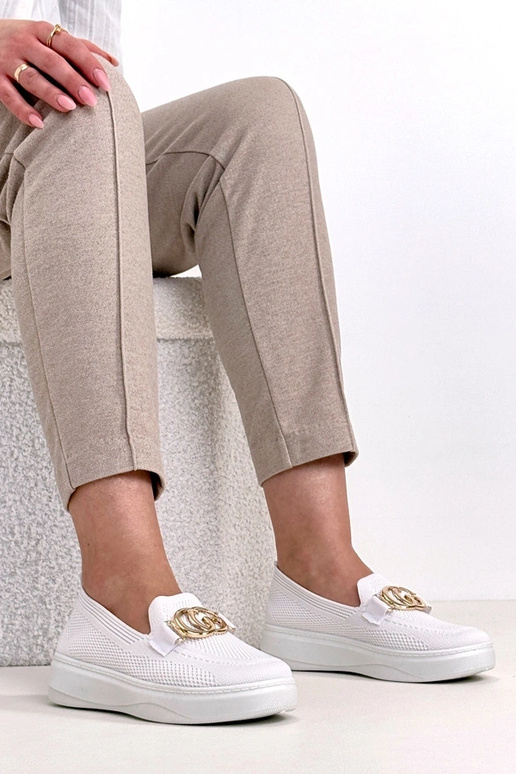 Tênis de tecido brancos com fivela...