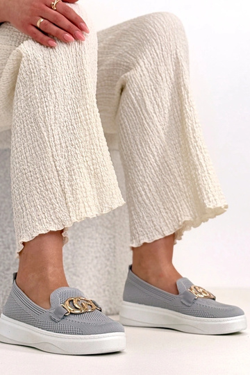 Tênis de tecido cinzas com...