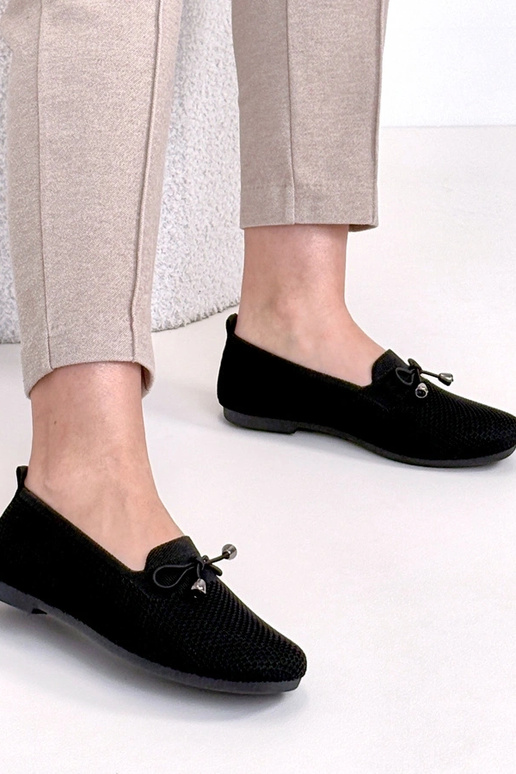 Mocassins pretos de tecido com laço...