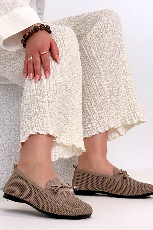 Mocassins de tecido na cor areia...