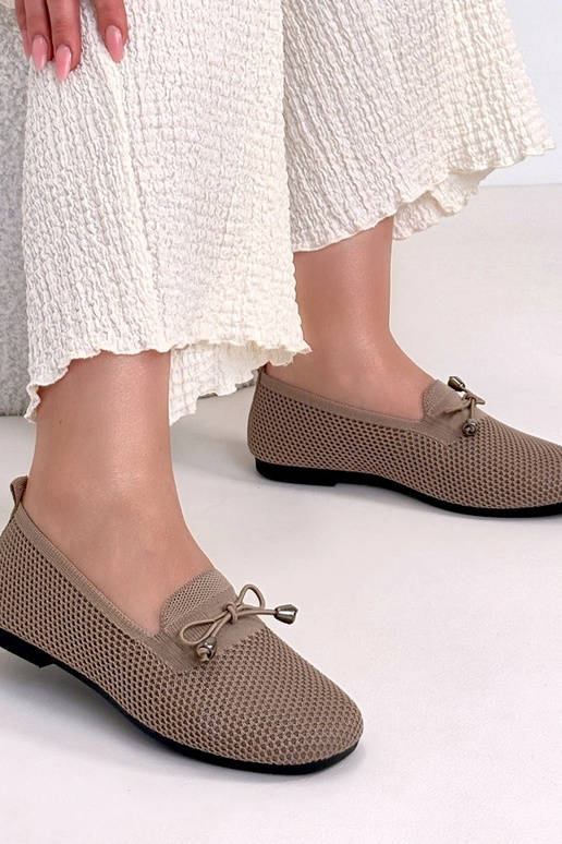 Mocassins de tecido na cor areia...