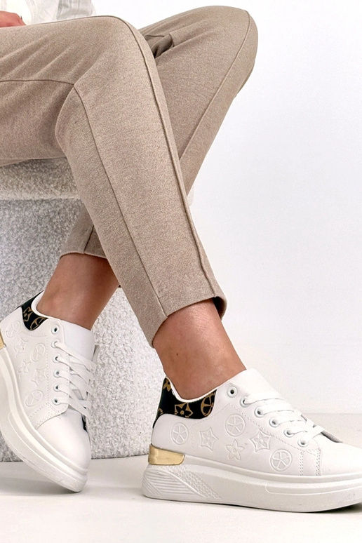 Tênis brancos decorados com costura...