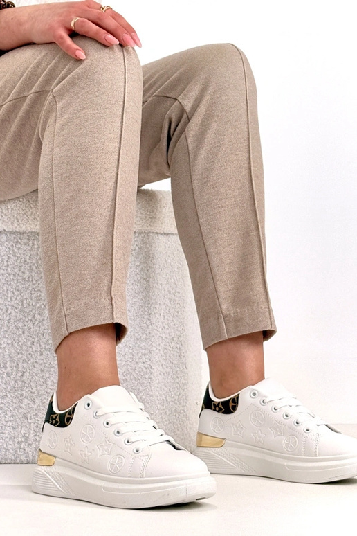 Tênis brancos decorados com costura...